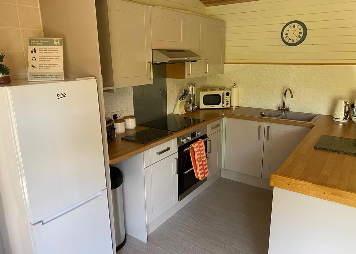 Ivyleaf Combe Lodges Stratton  エクステリア 写真