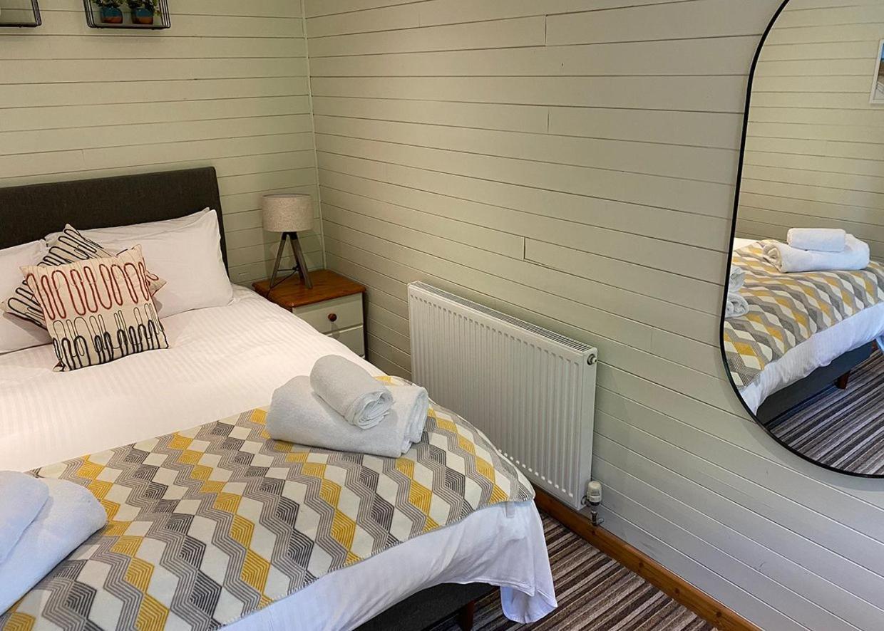 Ivyleaf Combe Lodges Stratton  エクステリア 写真