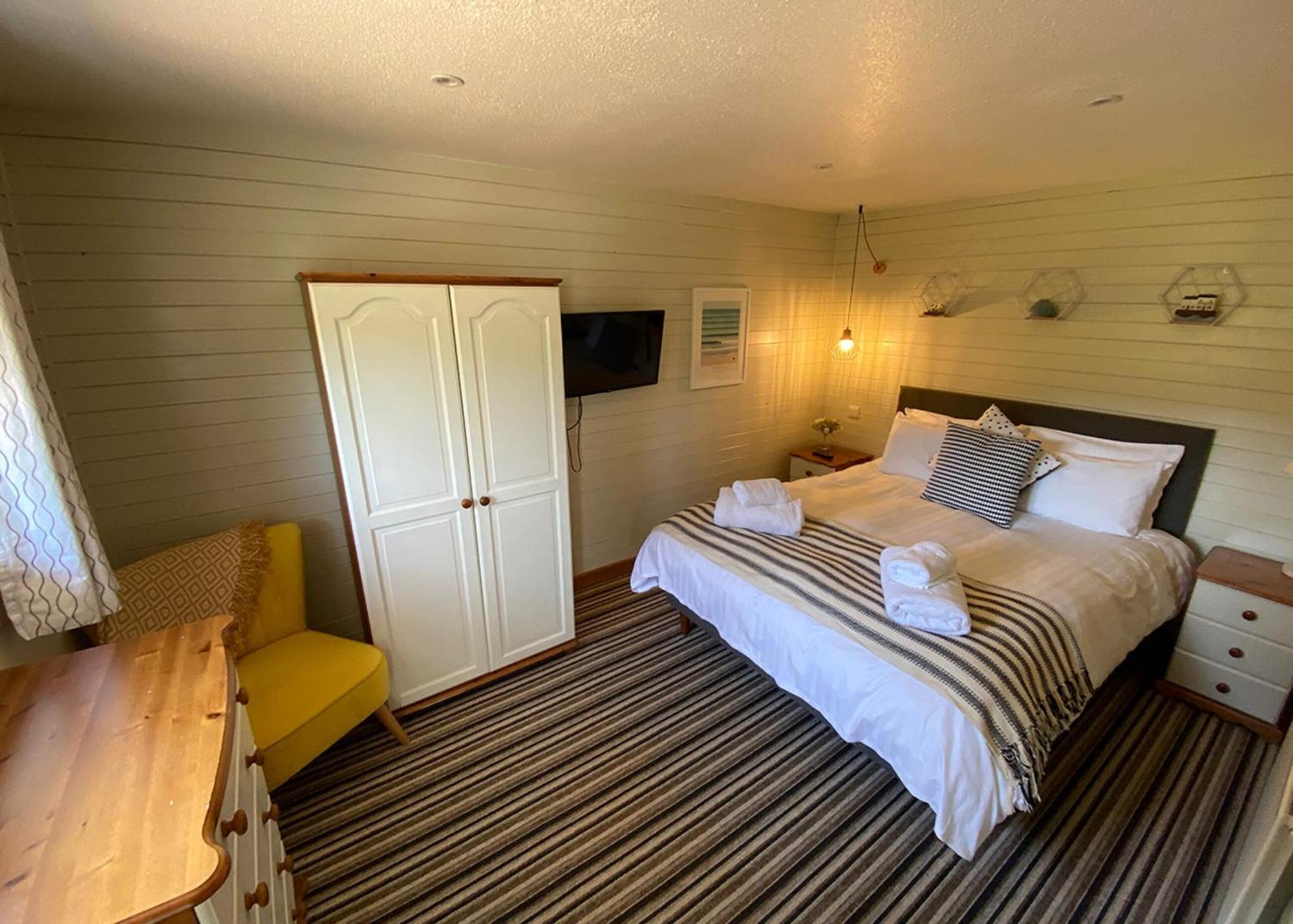 Ivyleaf Combe Lodges Stratton  エクステリア 写真