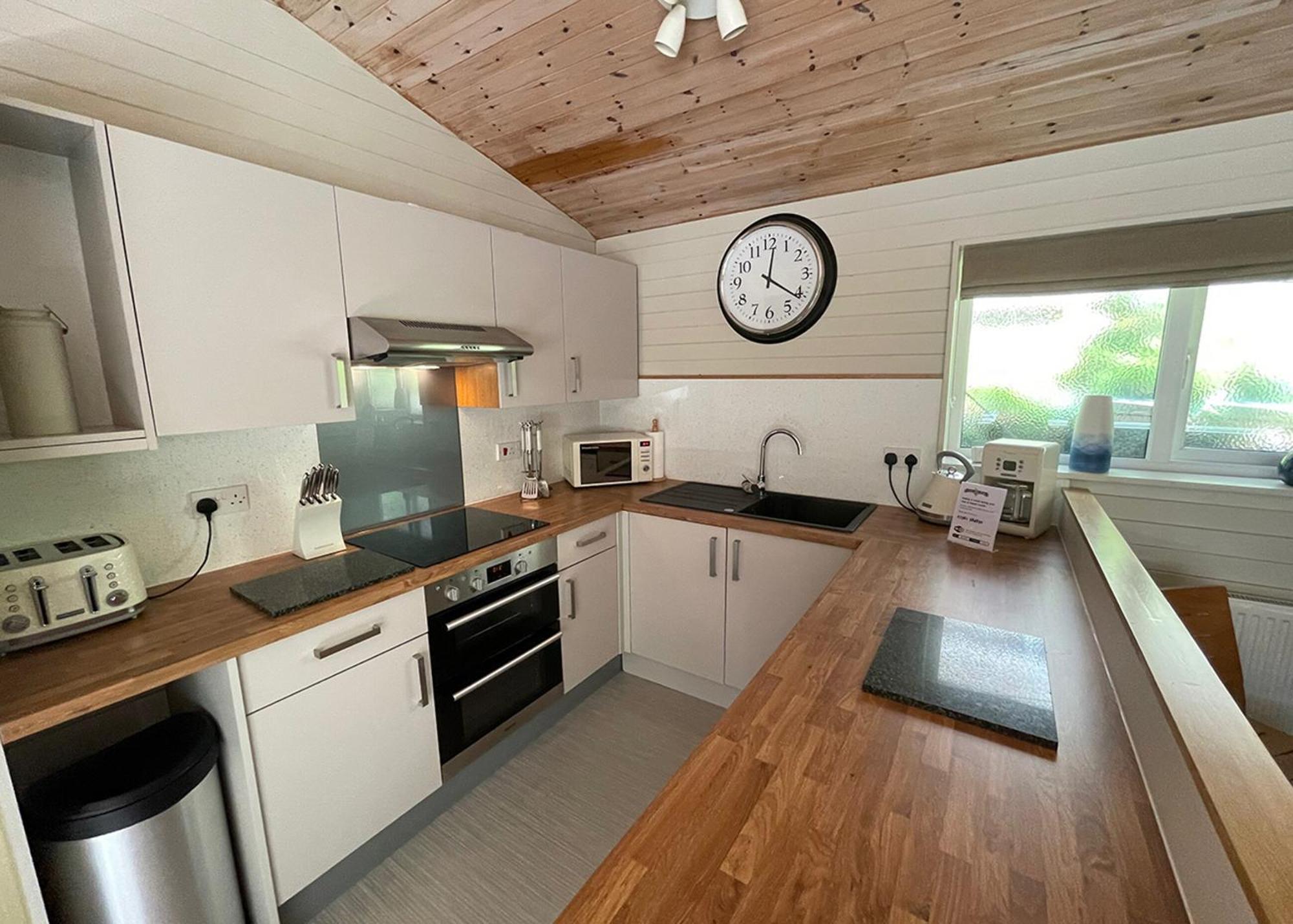 Ivyleaf Combe Lodges Stratton  エクステリア 写真
